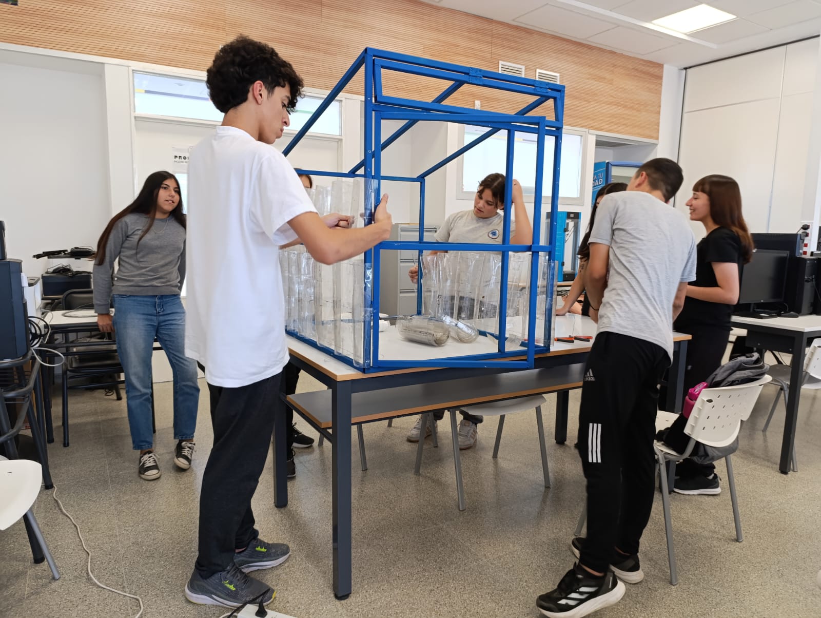 Students working collaboratively in laboratory at Escuela Experimental PRoA